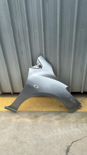 PARAFANGO ANTERIORE DESTRO MAZDA 2 (I SERIE)  ANNO:2004 CODICE:DD1052111C